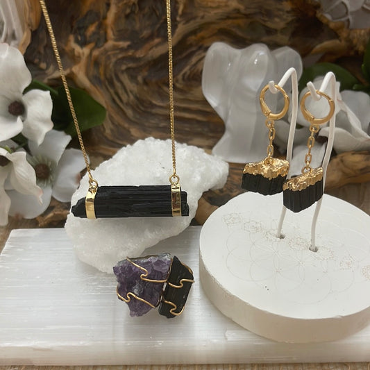 Black Tourmaline Horizontal Necklace. NEEDS NEW PICTURE HAS NEW CHAIN